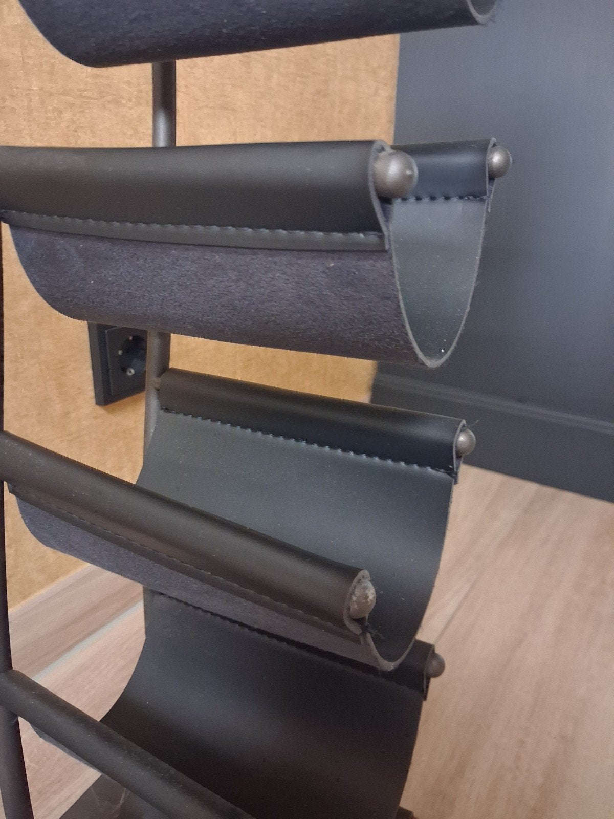Zwart metalen wijnrek met leren vakken, Ophalen, Gebruikt, Metaal