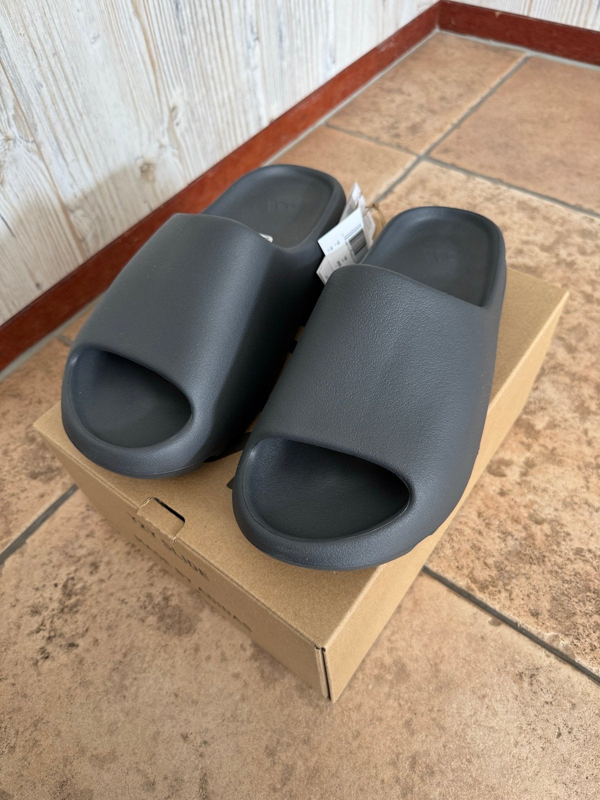 Adidas Yeezy Slide “Granit” - Maat 44.5, Ophalen, Nieuw, Overige kleuren, Slippers