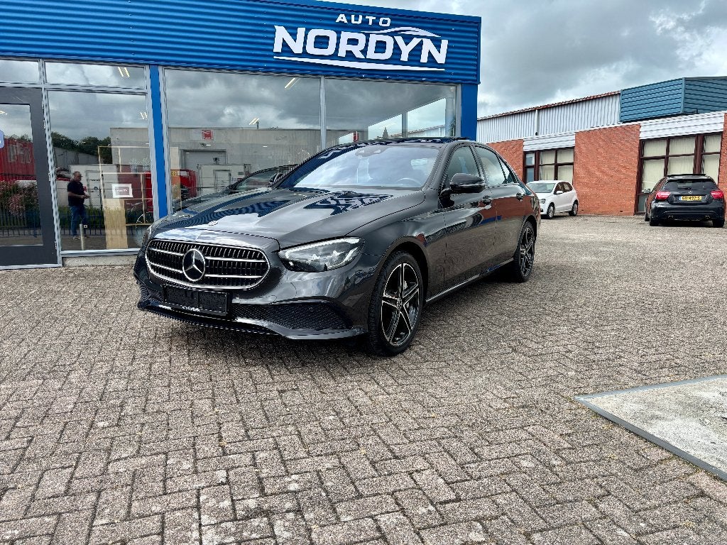 Mercedes-Benz E300e Sedan [Pano] [Sfeer], Auto's, Mercedes-Benz, Automaat, Achterwielaandrijving, Zwart, 4 cilinders