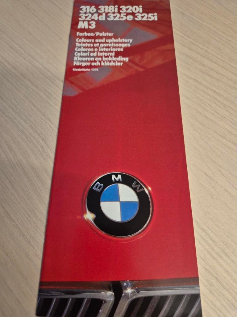 1986 BMW e30 kleuren en bekleding óók BMW M3 325i izgst, Boeken, Ophalen of Verzenden, Zo goed als nieuw, BMW