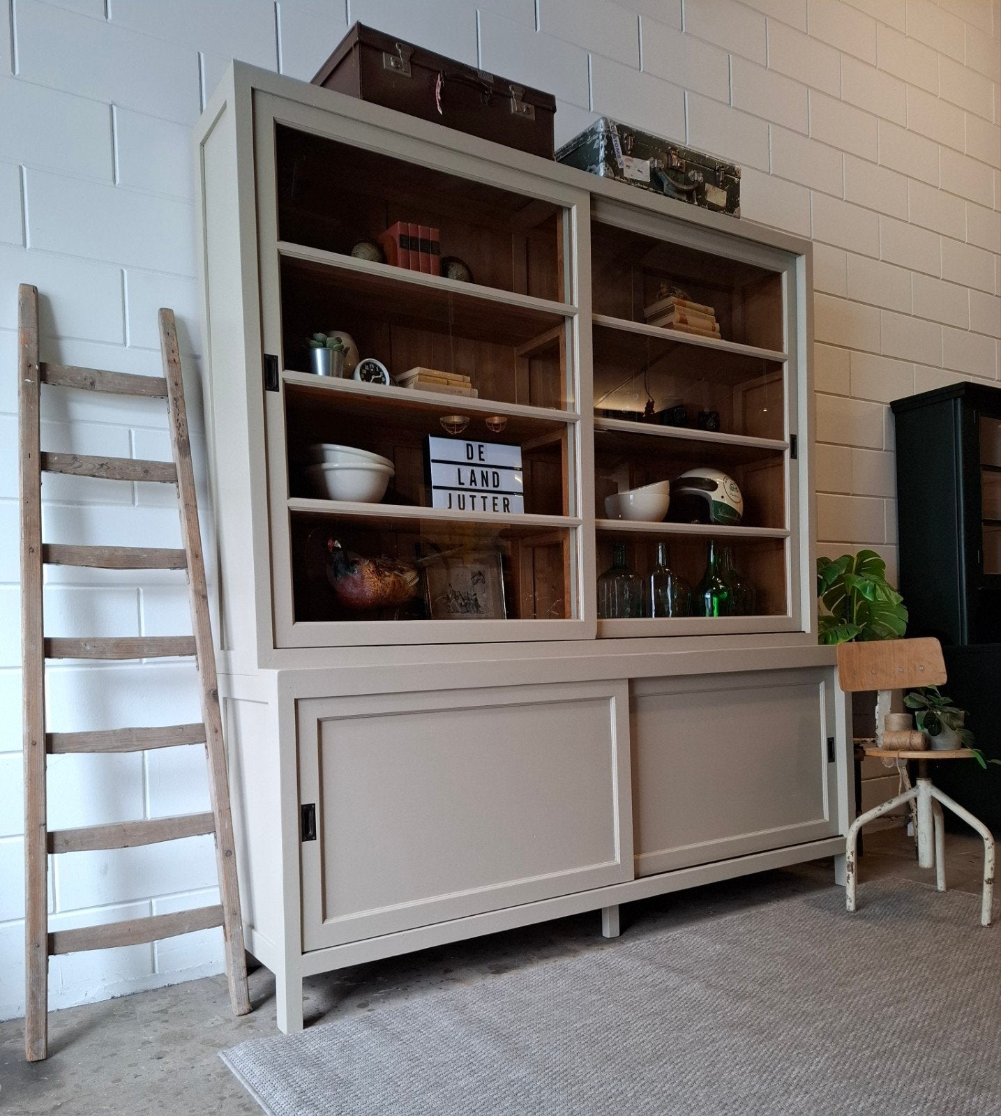 Vintage/Brocante zandkleurige schoolkast, houten buffetkast, Huis en Inrichting, Kasten | Buffetkasten, 200 cm of meer, Ophalen of Verzenden