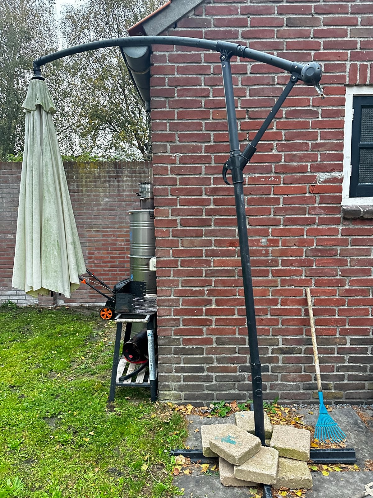 Grote zweefparasol met stevige voet