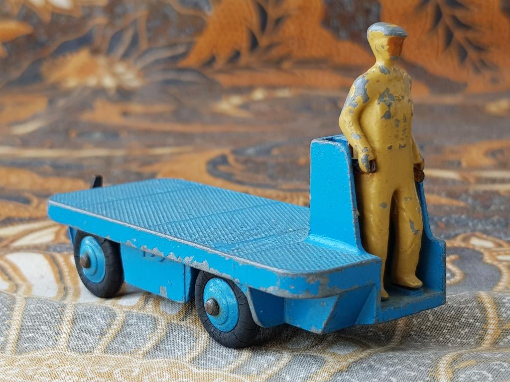Mooi oud B.E.V. truck model uit Engeland van Dinky Toys., Ophalen of Verzenden