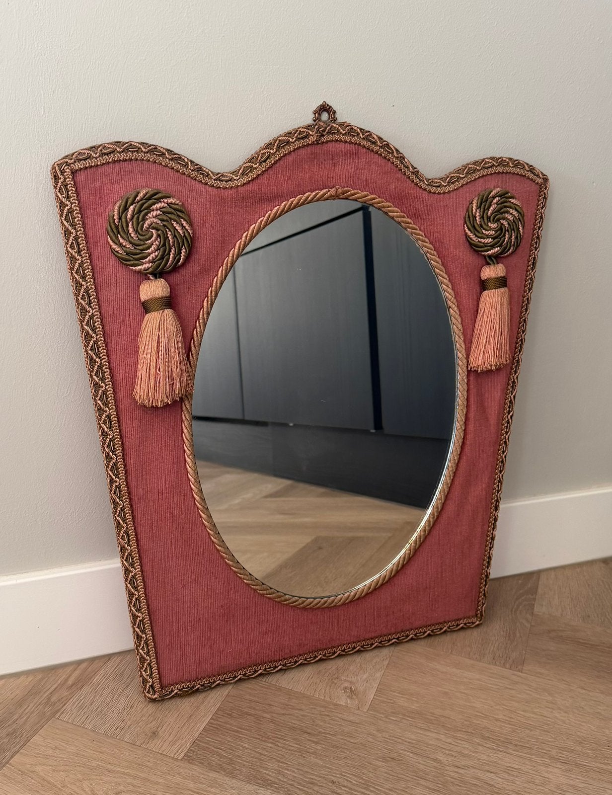 Vintage spiegel met kwastjes en koorddetails, Antiek en Kunst, Antiek | Spiegels, Ophalen, Overige vormen, Minder dan 50 cm, Minder dan 100 cm