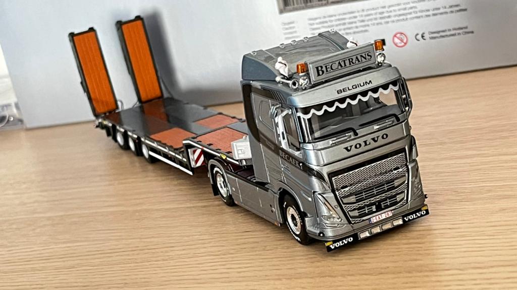 WSI Volvo FH Becatrans met semi dieplader, Hobby en Vrije tijd, Ophalen of Verzenden, Zo goed als nieuw, Bus of Vrachtwagen, Wsi