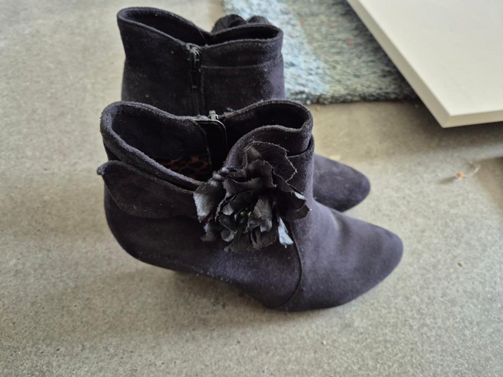 Zwarte enkellaarsjes met bloem - Maat 40, Kleding | Dames, Schoenen, Zwart, Lage of Enkellaarzen, Ophalen of Verzenden, Sacha