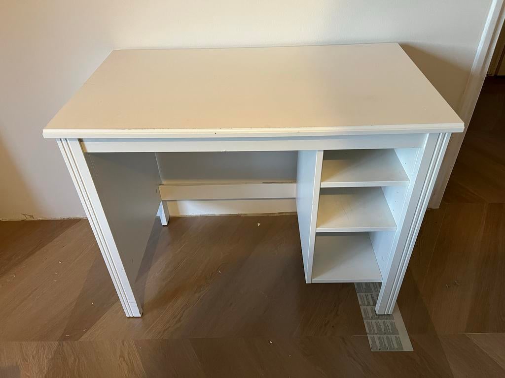 Ikea Brusali wit bureau, Huis en Inrichting, Bureaus, Gebruikt, IKEA, Wit, Kabelgoot, Opbergruimte, Ophalen