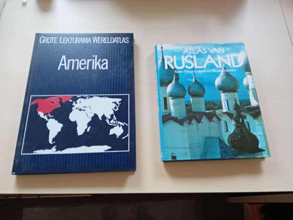 2 atlassen, Diverse auteurs, Landkaart, 1800 tot 2000, Wereld