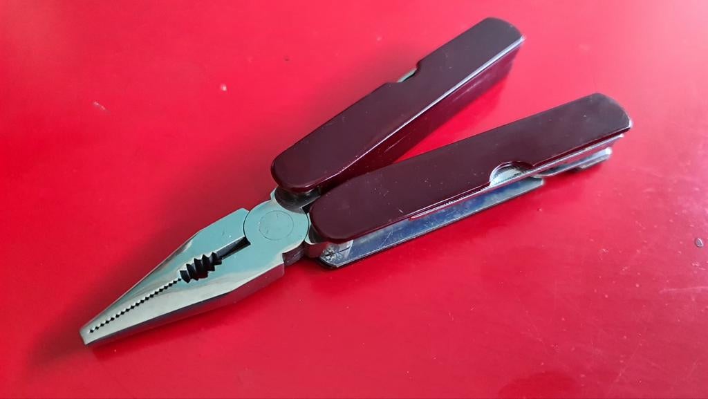 Compacte Multitool met Tang, Mes en Zaag - Handig!, Ophalen of Verzenden, Gebruikt