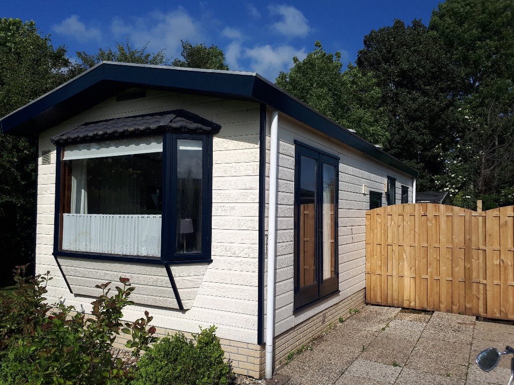 Foto 6 van te koop mooi chalet met tuinhuis naast zwem vis en vaarwater