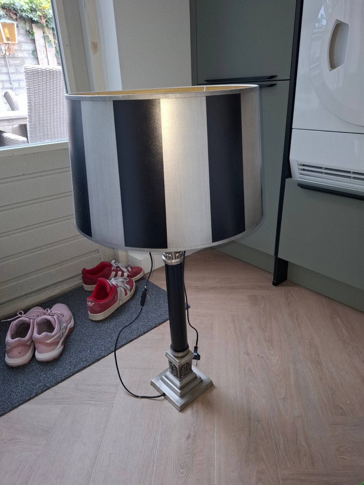 Stijlvolle lamp met zwart-grijs gestreepte kap, Huis en Inrichting, Ophalen, Gebruikt, 100 tot 150 cm, Metaal