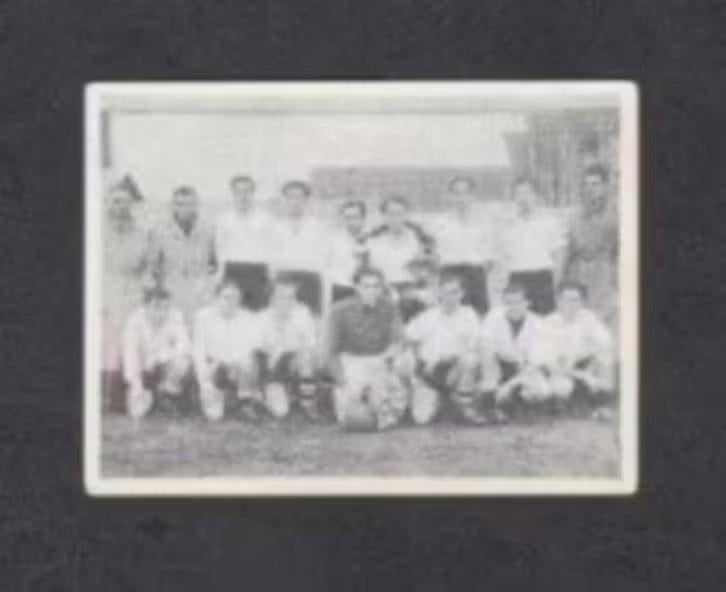 Voetbalplaatje Wit Zwart '32 Weert 1951-1952., Ophalen of Verzenden, Zo goed als nieuw