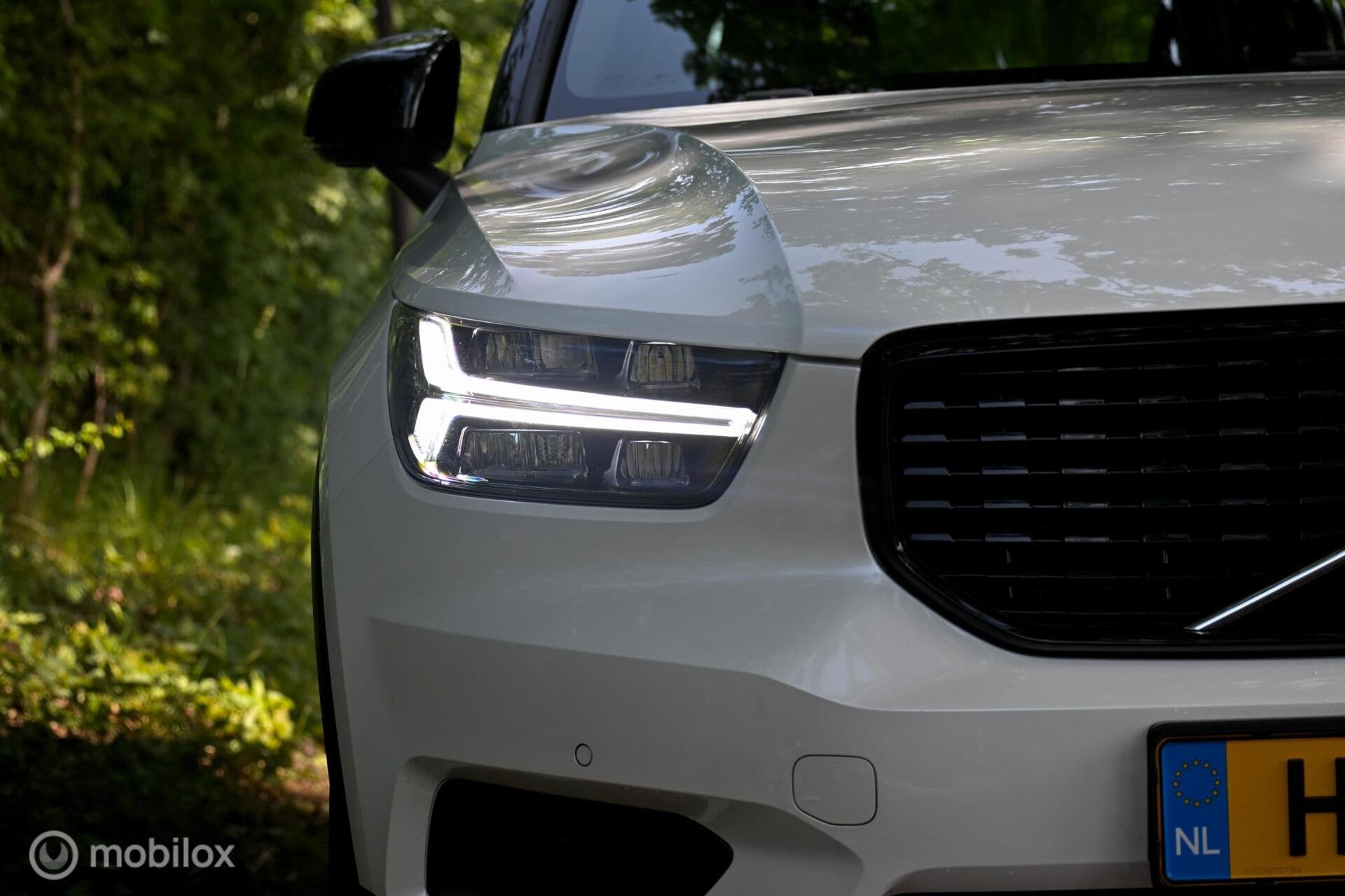 Volvo XC40 2.0 T4 R-Design| MY20!| BLISS| Stoelverwarming|, Auto's, 15 km/l, 1969 cc, Alcantara, Wit