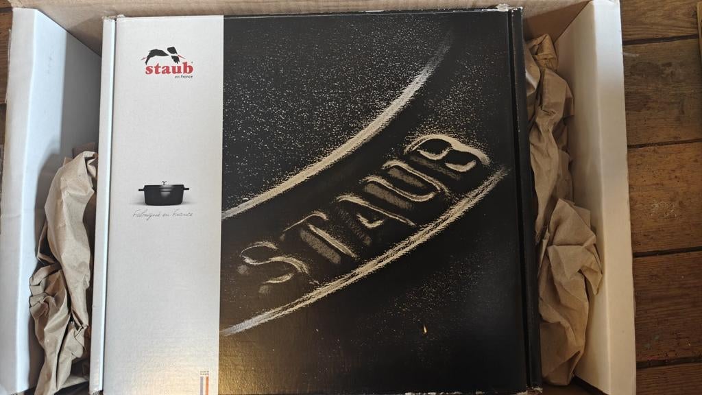 Staub Cocotte 31 cm ovaal  zwart NIEUW in doos, Ophalen, Nieuw, Gietijzer, Koekenpan of Braadpan