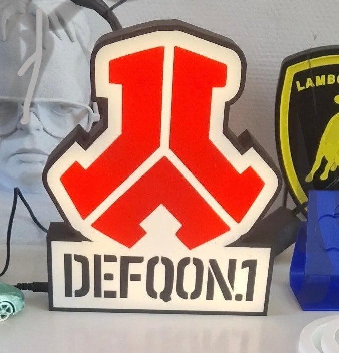 Defqon.1 Logo LED Lamp - Uniek Feestartikel, Verzenden, Zo goed als nieuw, Feestartikel, Overige