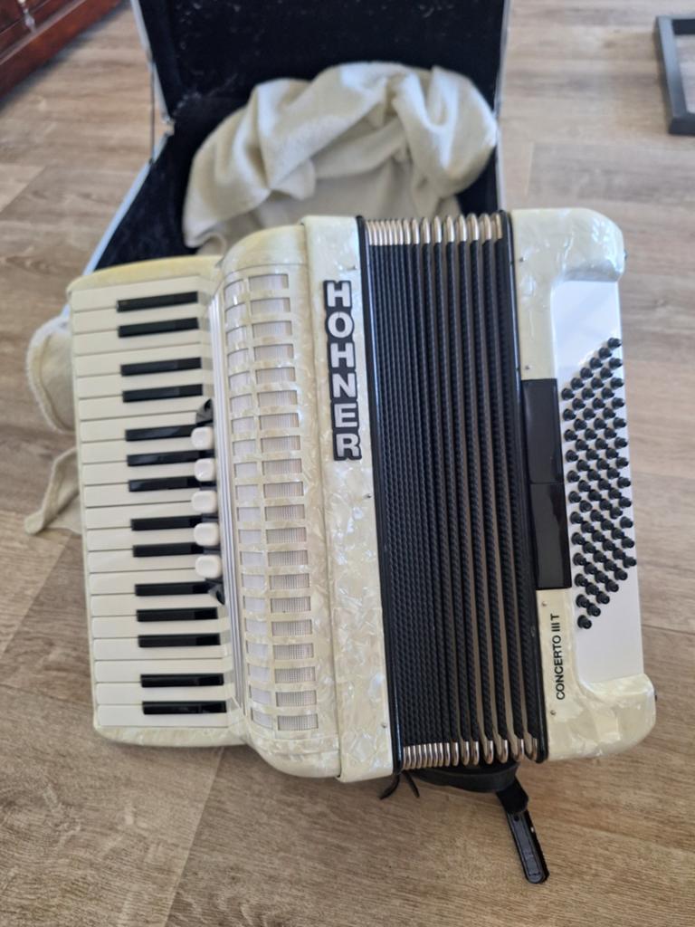 Hohner Concerto III T Accordeon met koffer en riemen, Muziek en Instrumenten, Ophalen