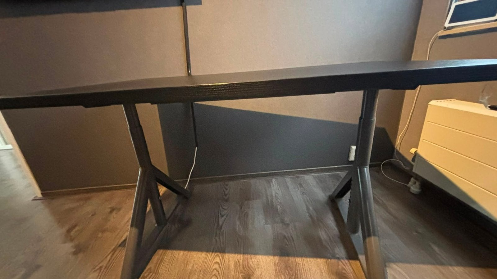 Ikea bureau 120x60cm, in hoogte verstelbaar met houtnerf, Ophalen, Zwart, Gebruikt, 120 cm