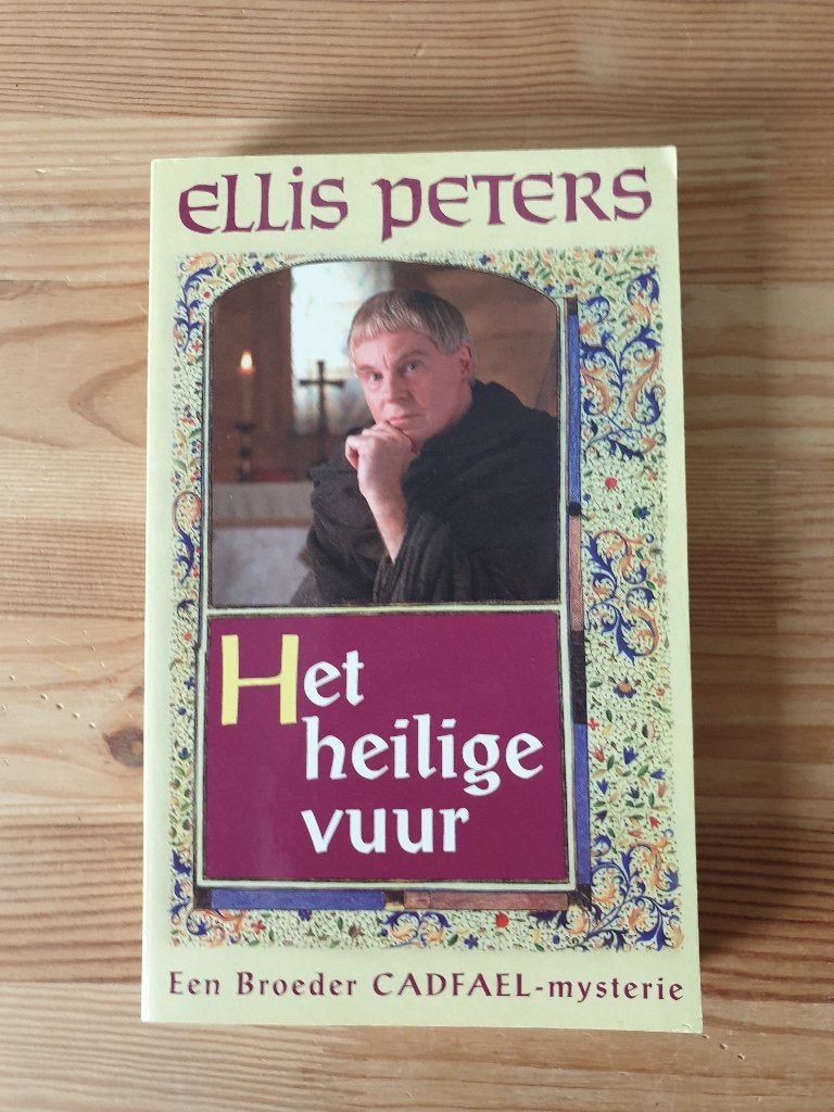 Boek - Ellis Peters - Het Heilige Vuur (..), Boeken, Ophalen of Verzenden, Gelezen