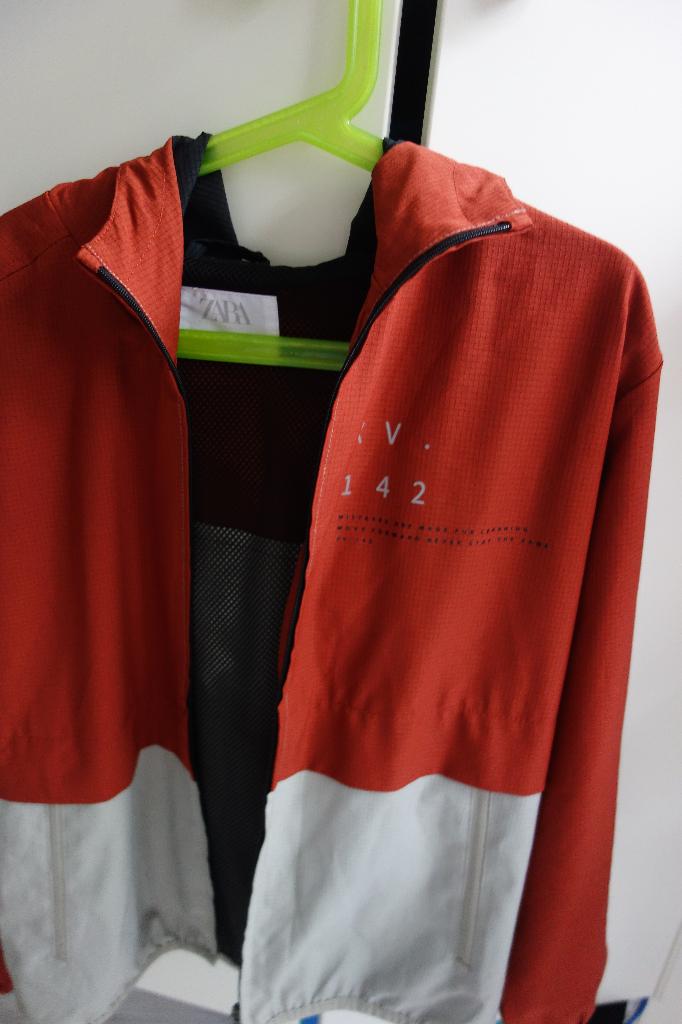 tussen jas maat 134 van Zara in nette staat, Gebruikt, Jongen of Meisje, Ophalen of Verzenden, Zara
