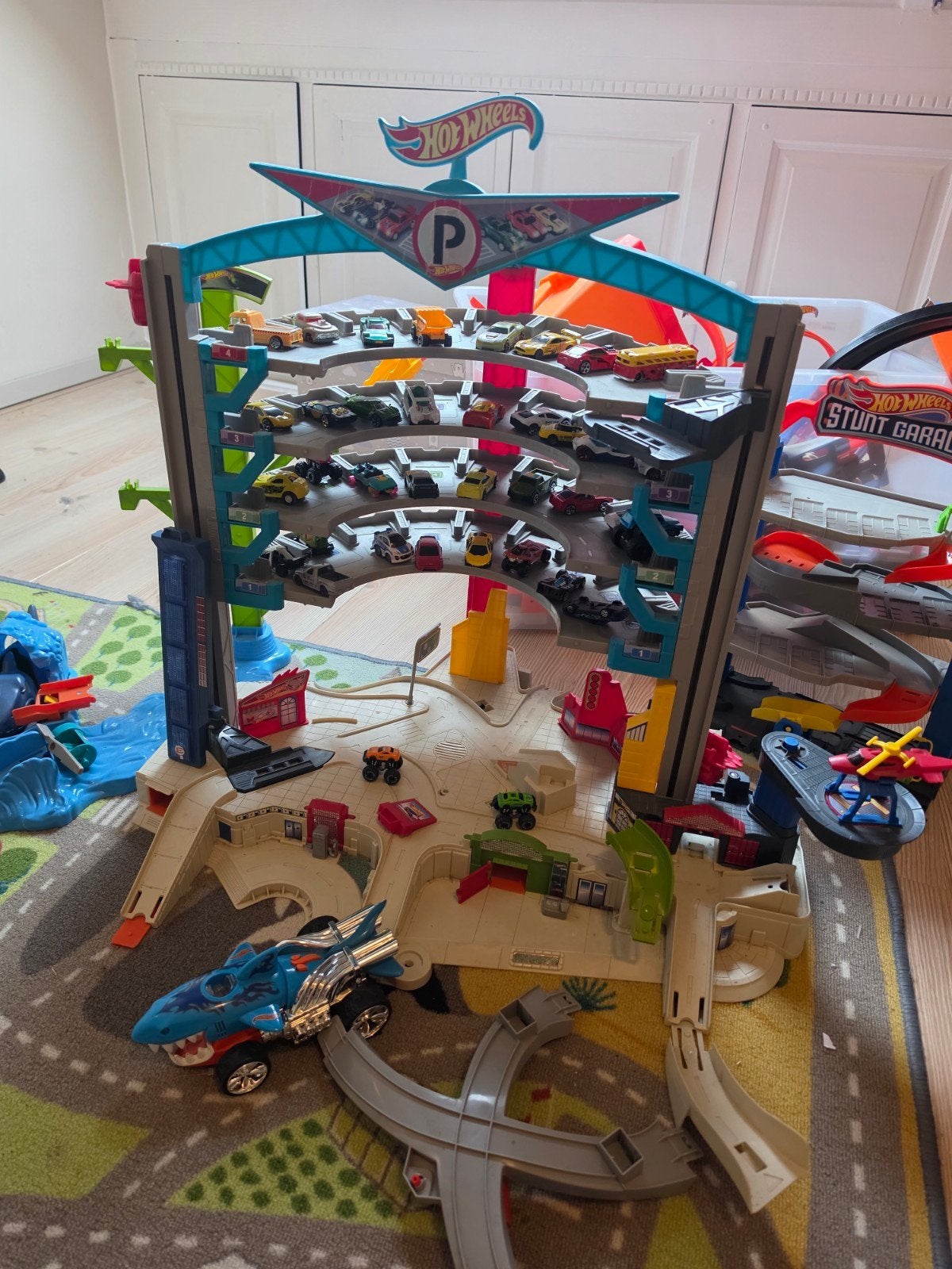 Grote Hot Wheels set: garage, banen en meer dan 50 auto's, Ophalen, Gebruikt