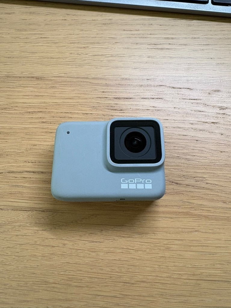 GoPro 7 Silver with frame and selfie stick - used twice, new, Ophalen of Verzenden, Zo goed als nieuw, GoPro