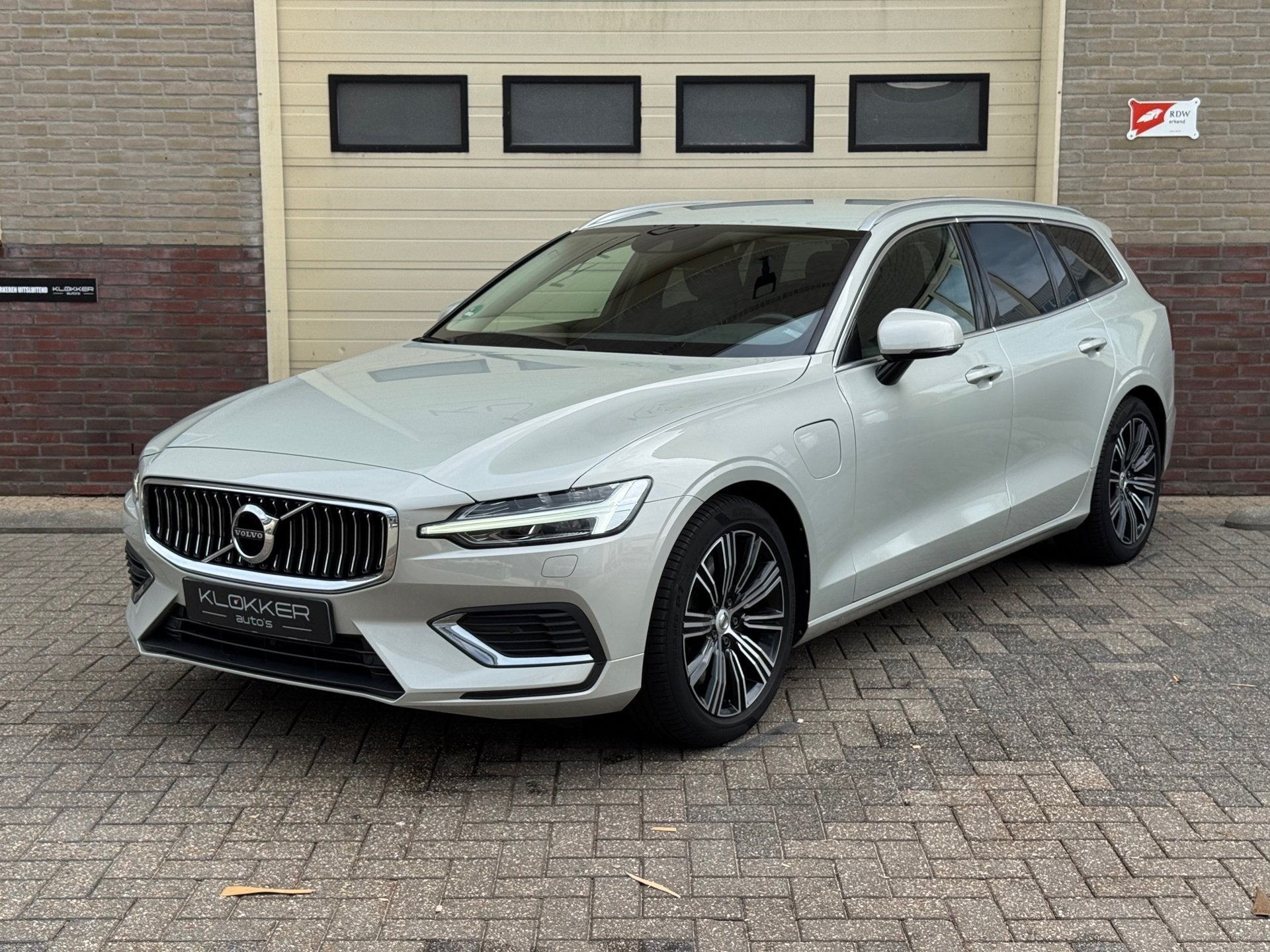 Volvo V60 2.0 T8 Twin Engine AWD Inscription ACC Dodehoek Tr, Auto's, Automaat, Gebruikt, 4 cilinders, Lichtsensor