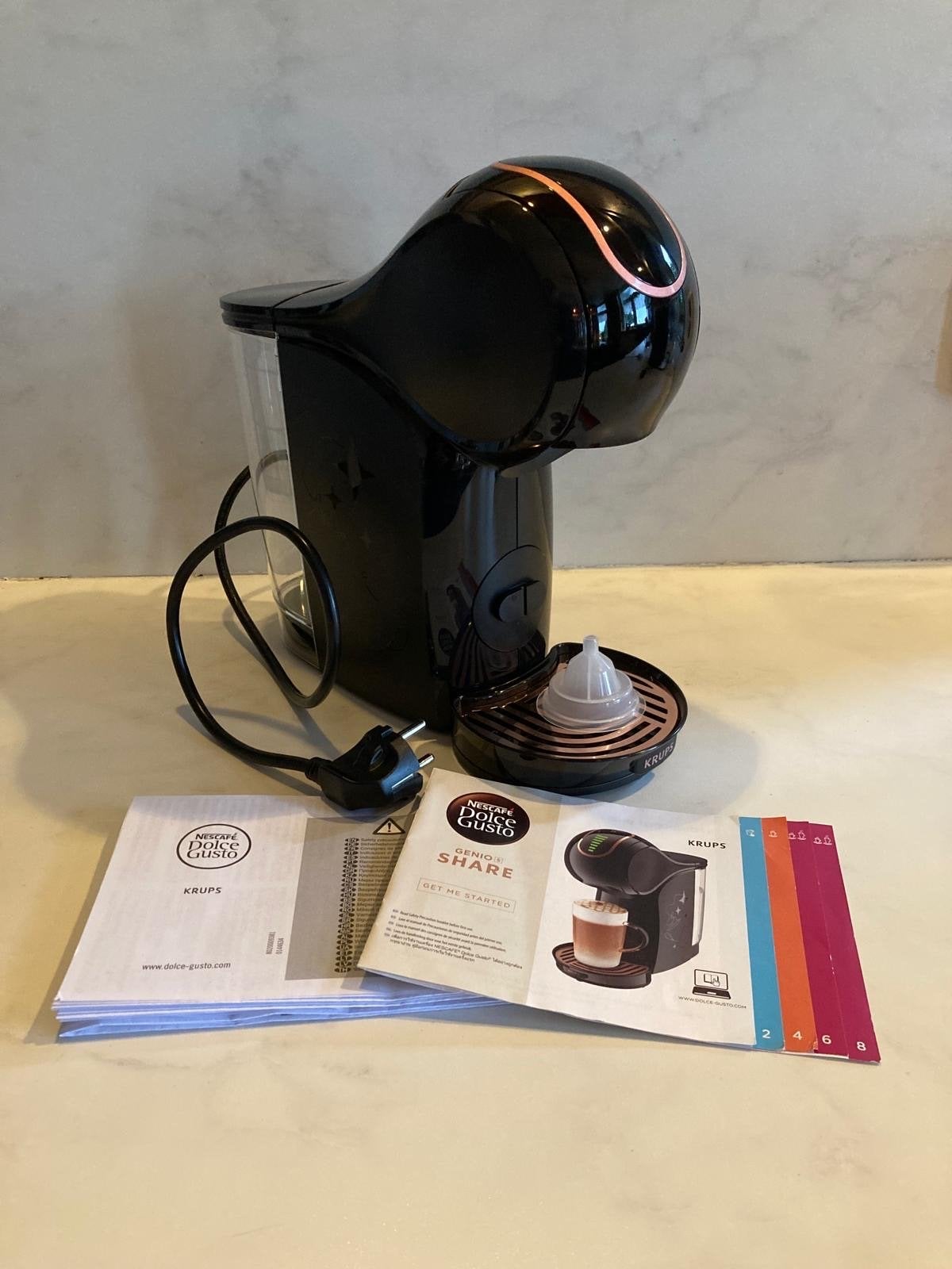 Dolce Gusto Genio S Share - Zo goed als nieuw, Witgoed en Apparatuur, Koffiezetapparaten, Zo goed als nieuw, Koffiepads en cups