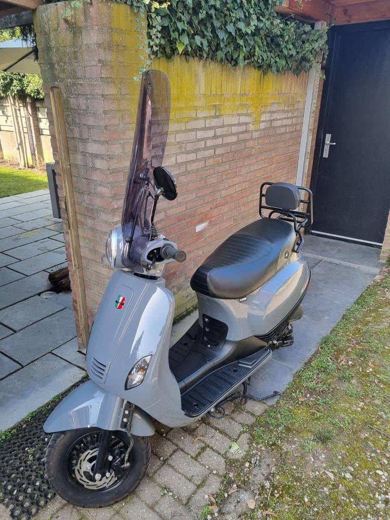 GTS Toscana Scooter - Zo goed als nieuw met slot en 2x helm, Ophalen of Verzenden, Zo goed als nieuw, Overige typen, Overige merken
