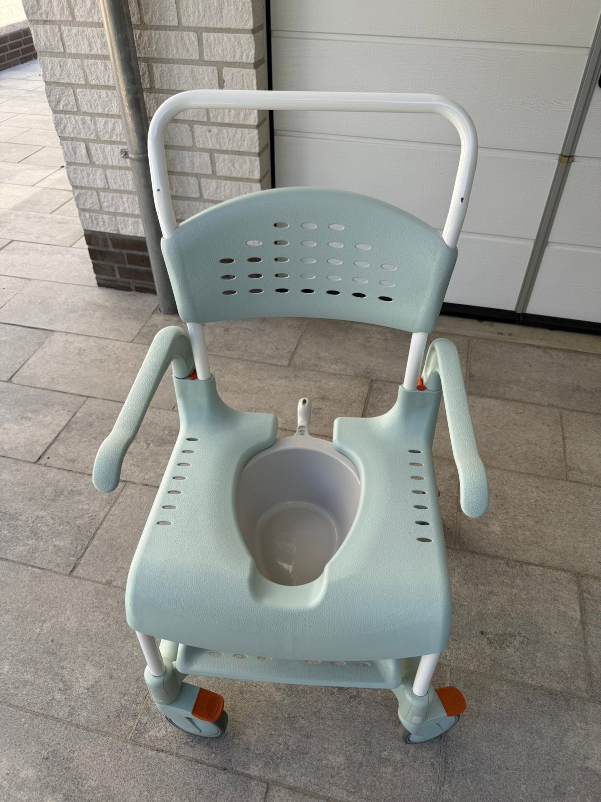 Postoel/ douchestoel, verrijdbaar en voetsteun., Ophalen, Zo goed als nieuw