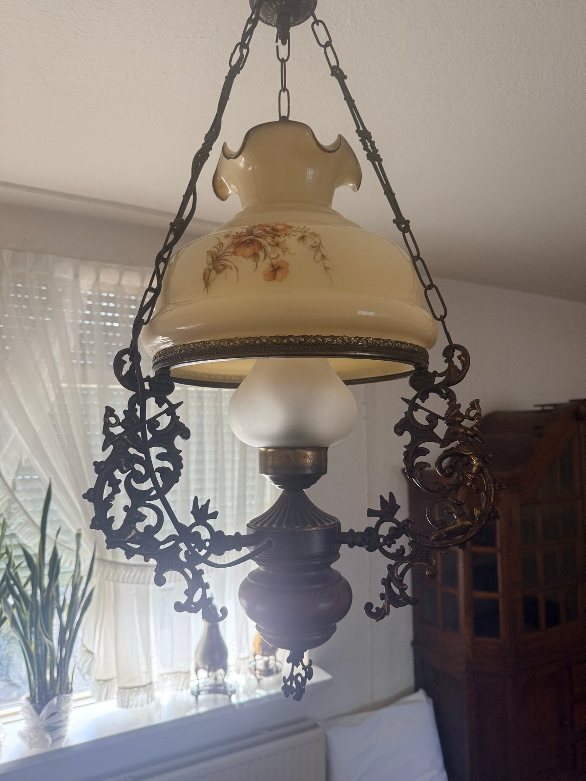 Antieke Koperen Hanglamp met Melkglas en Bloemmotief, Huis en Inrichting, Ophalen of Verzenden, Gebruikt, Metaal, E27 (groot)