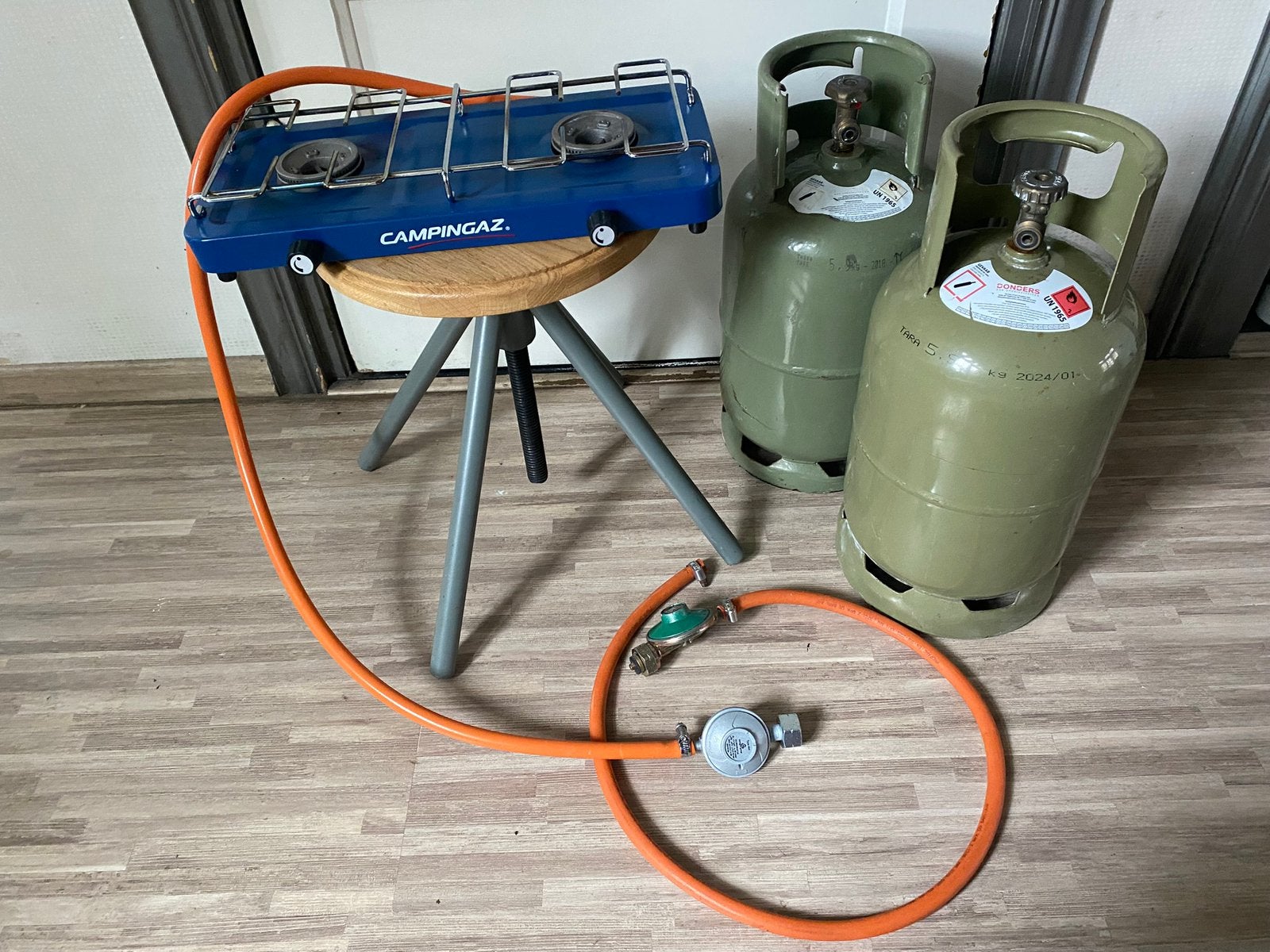 Kampeerset Campingaz 2-Pits Gaskooktoestel+2 Gasfles slangen, Caravans en Kamperen, Kampeeraccessoires, Ophalen, Zo goed als nieuw