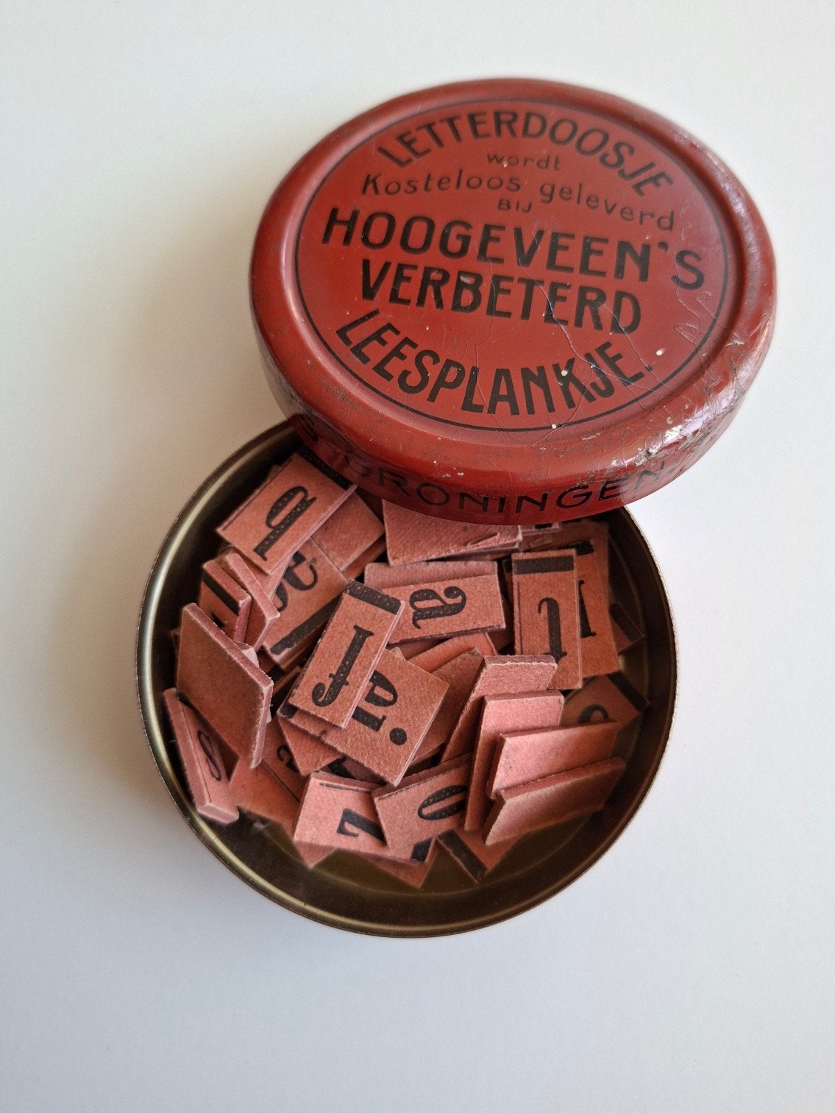 Antiek Letterdoosje (blikje) Hoogeveen's Verbeterd Leesplank, Ophalen of Verzenden