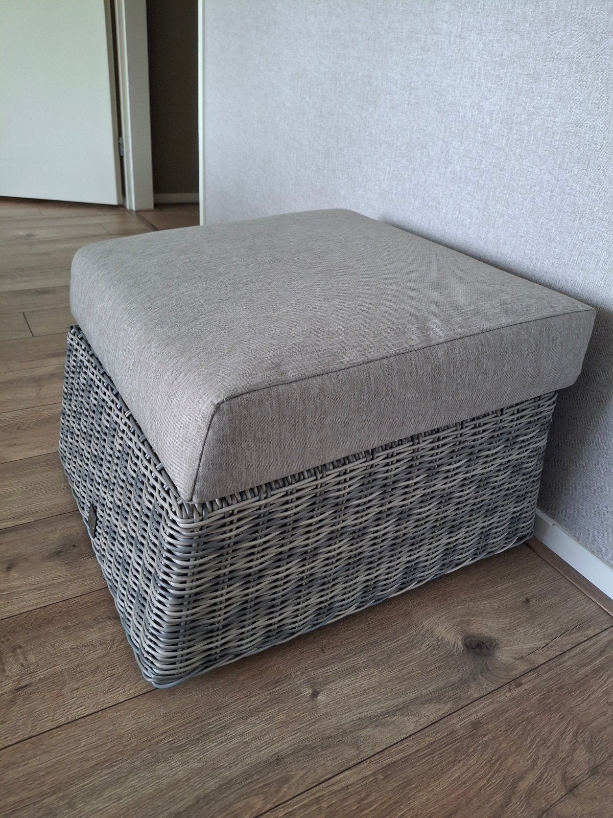 Nieuwe rieten (kunststof) hocker met kussen 57x57 cm, Ophalen, Riet of Rotan, Nieuw, 50 tot 75 cm