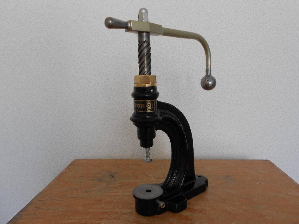 Zeldzame Astor-2 knopenpers machine jaren 50/60, Ophalen of Verzenden, Gebruikt, Knoop of Knopen