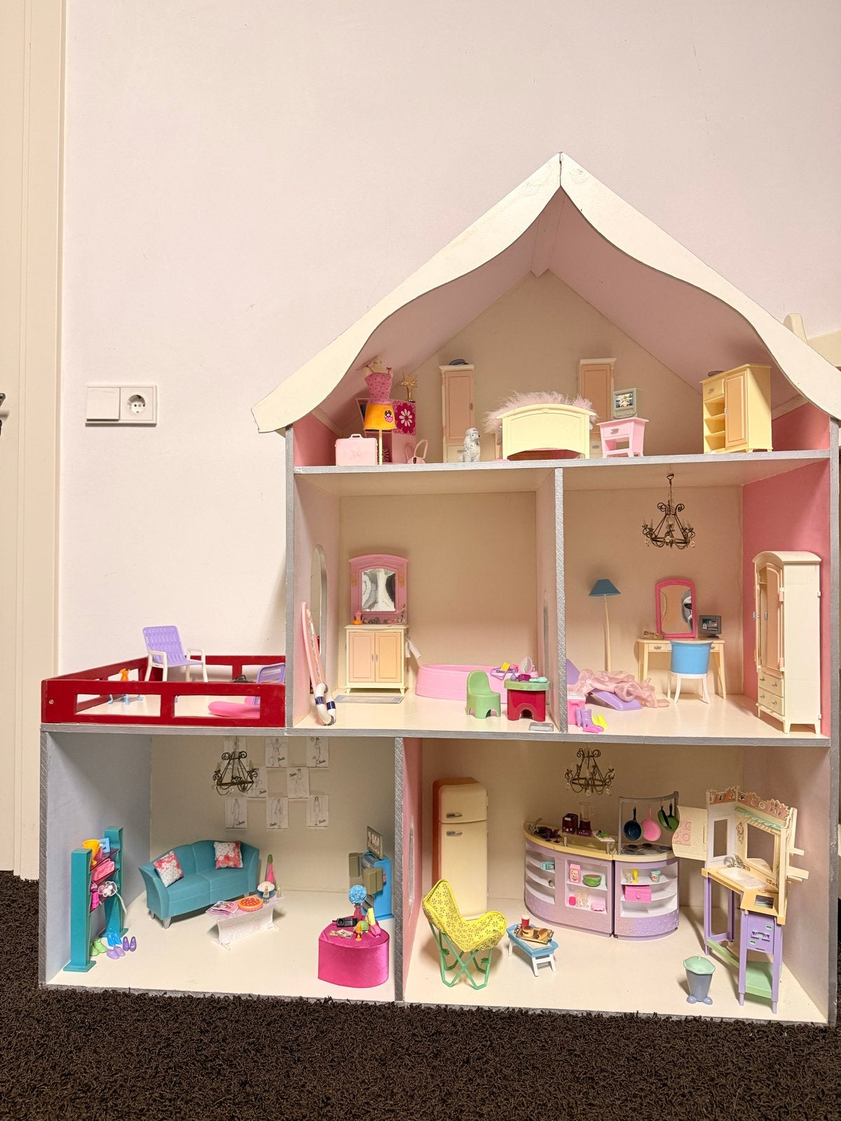 Groot Barbie poppenhuis incl. barbies, Ophalen, Gebruikt, Poppenhuis