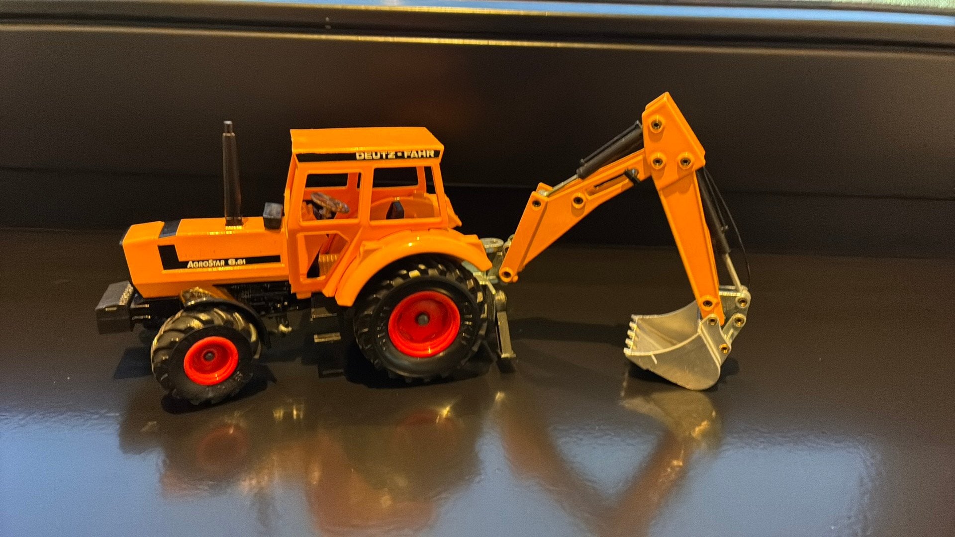 Deutz siku oranje 1:32 met kraan, Hobby en Vrije tijd, Ophalen of Verzenden, Zo goed als nieuw, Tractor of Landbouw, SIKU