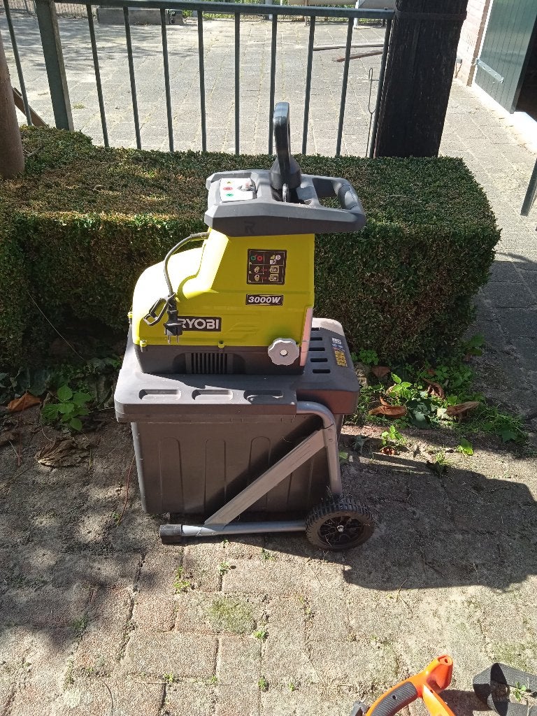 Ryobi 3000W Tuinhakselaar / Takkenversnipperaar, Ophalen, Met opvangbak, Zo goed als nieuw, Ryobi