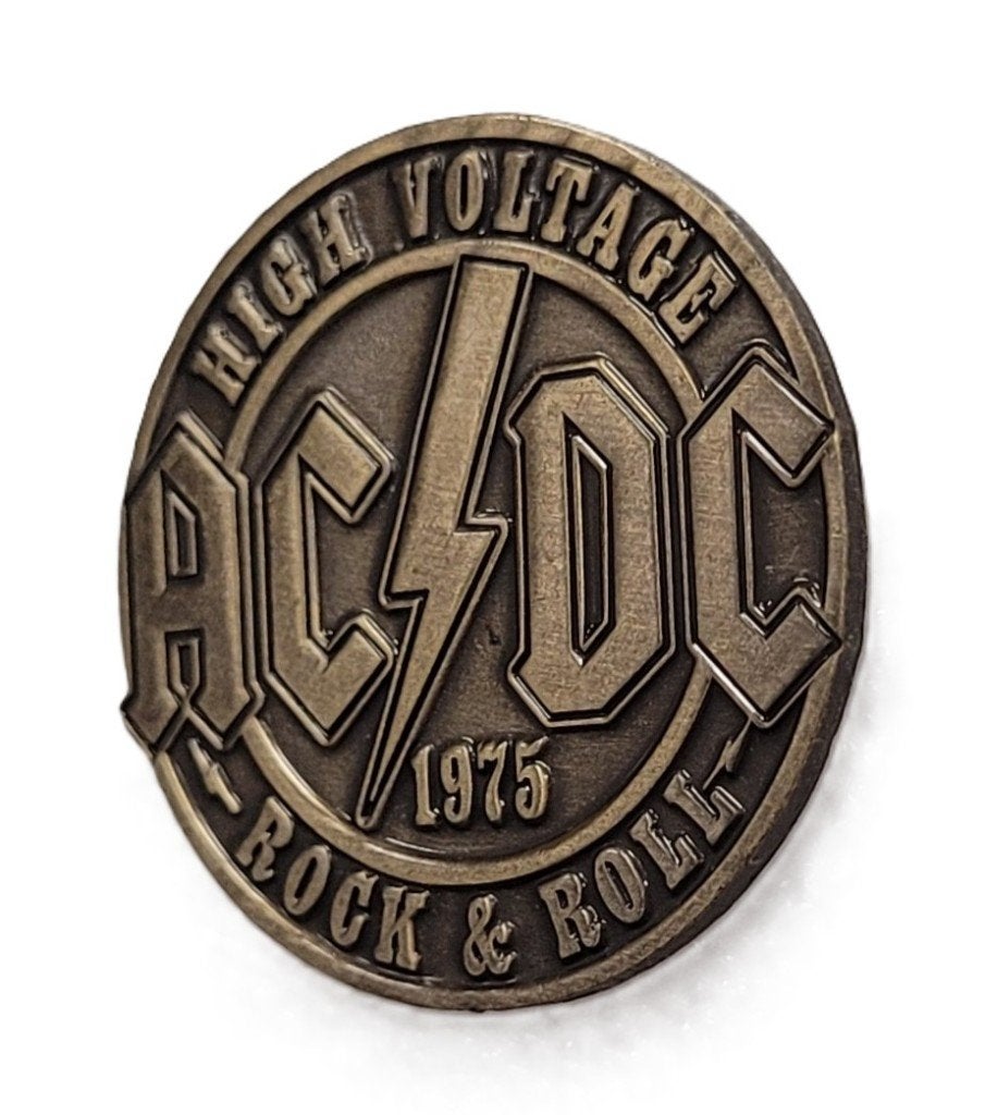 ACDC High Voltage pin van metaal speldje speld, Info@deconoord.nl, Deco Noord, Nieuw, Ophalen of Verzenden