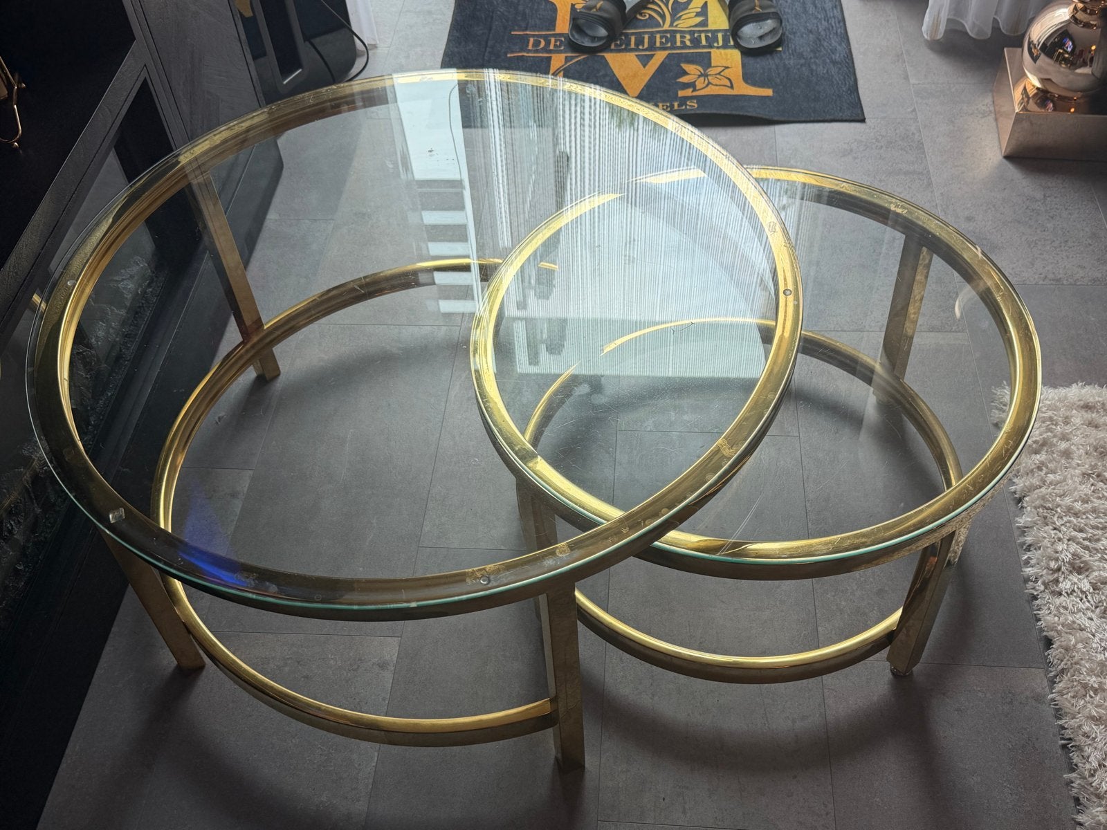 Set van 2 gouden salontafels met glazen blad, Huis en Inrichting, Tafels | Salontafels, Ophalen, 50 – 75, Gebruikt, Rond