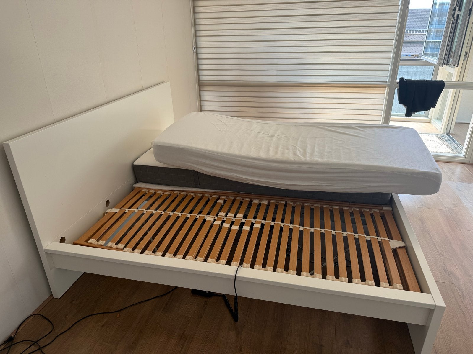 IKEA Malm bed wit 180x200 met elektr. lattenbodems & matrass, Ophalen, Verstelbaar, Wit, Tweepersoons