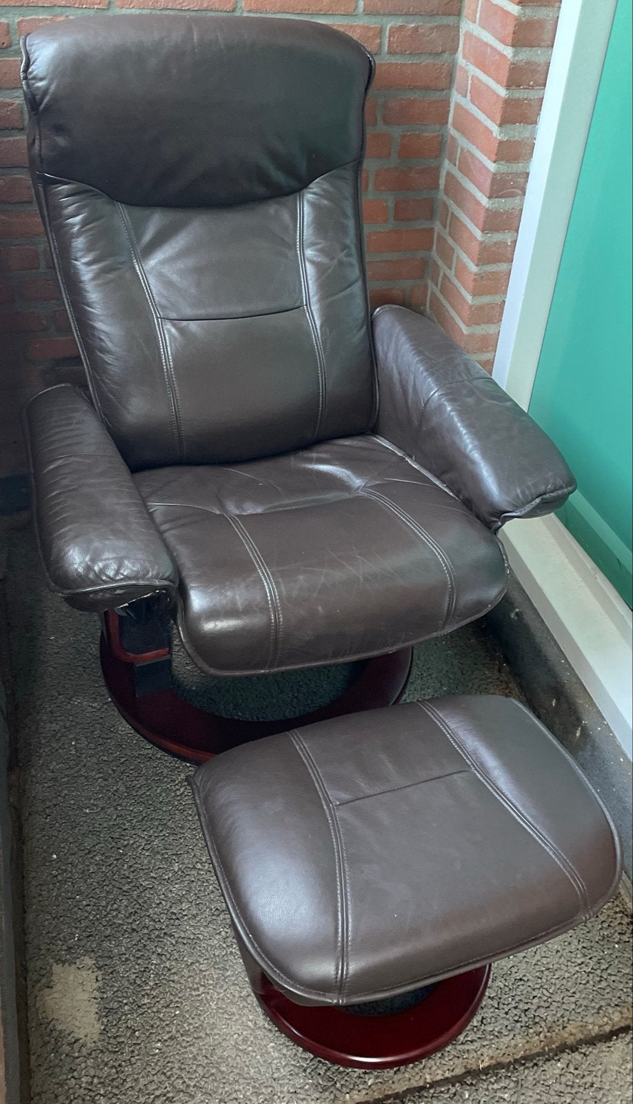 Bruine kunstleren relaxfauteuil met voetenbank, Ophalen, Gebruikt, Overige materialen, 75 tot 100 cm