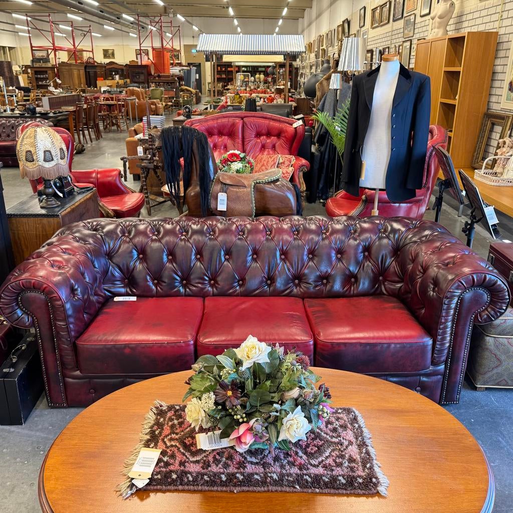 Nu voor €350,-! Bordeauxrode Chesterfield 3-zits Bank, Huis en Inrichting, Ophalen, Gebruikt, Driepersoons, 75 tot 100 cm