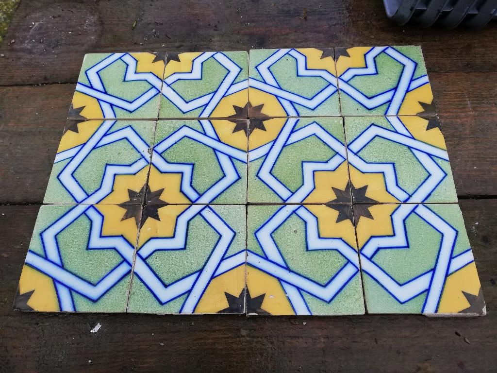 12 antieke Franse tegels (Devres), 13x13 cm groen/geel/blauw, Ophalen