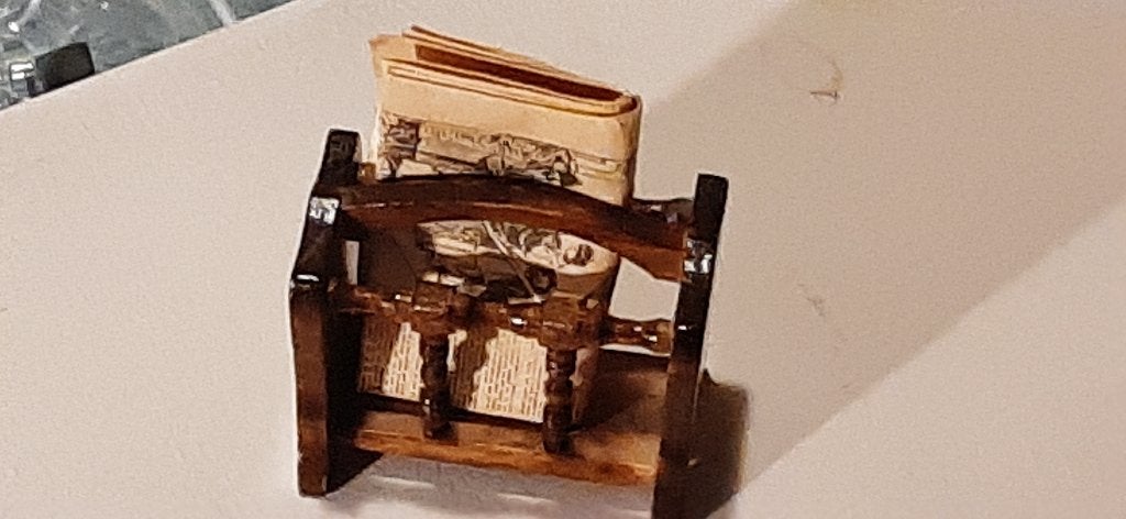Poppenhuis miniatuur houten lectuurbak met krant 1:12, Lectuurbak, Nieuw, Ophalen of Verzenden, Klassiek