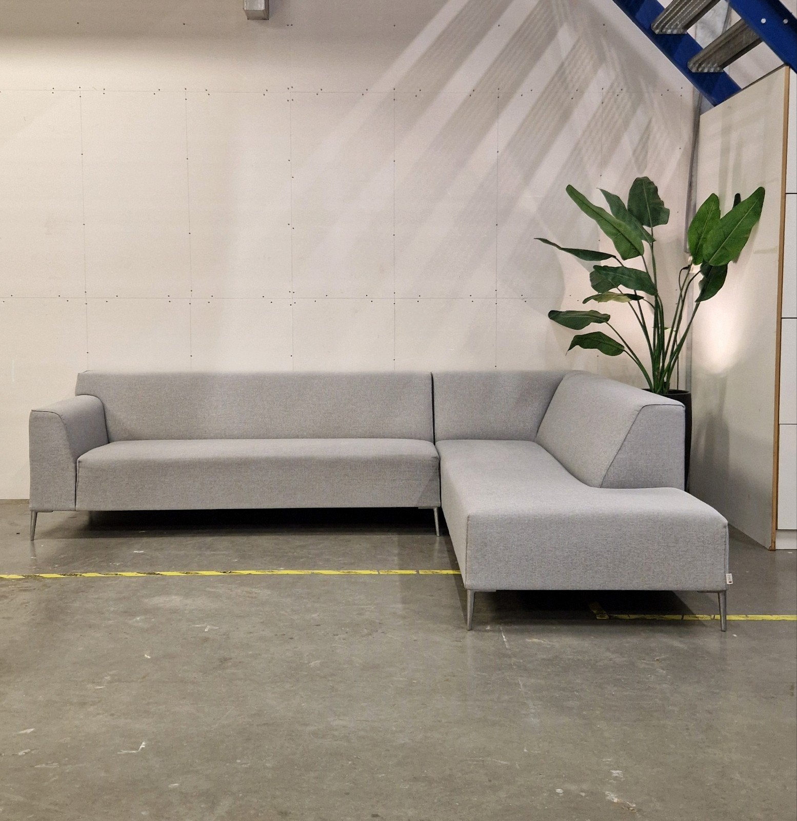 MOVANI Luxe Design Hoekbank Grijs 300x230cm Zeer Nette Staat, 250 tot 300 cm, Gebruikt, Hout, Hoekbank