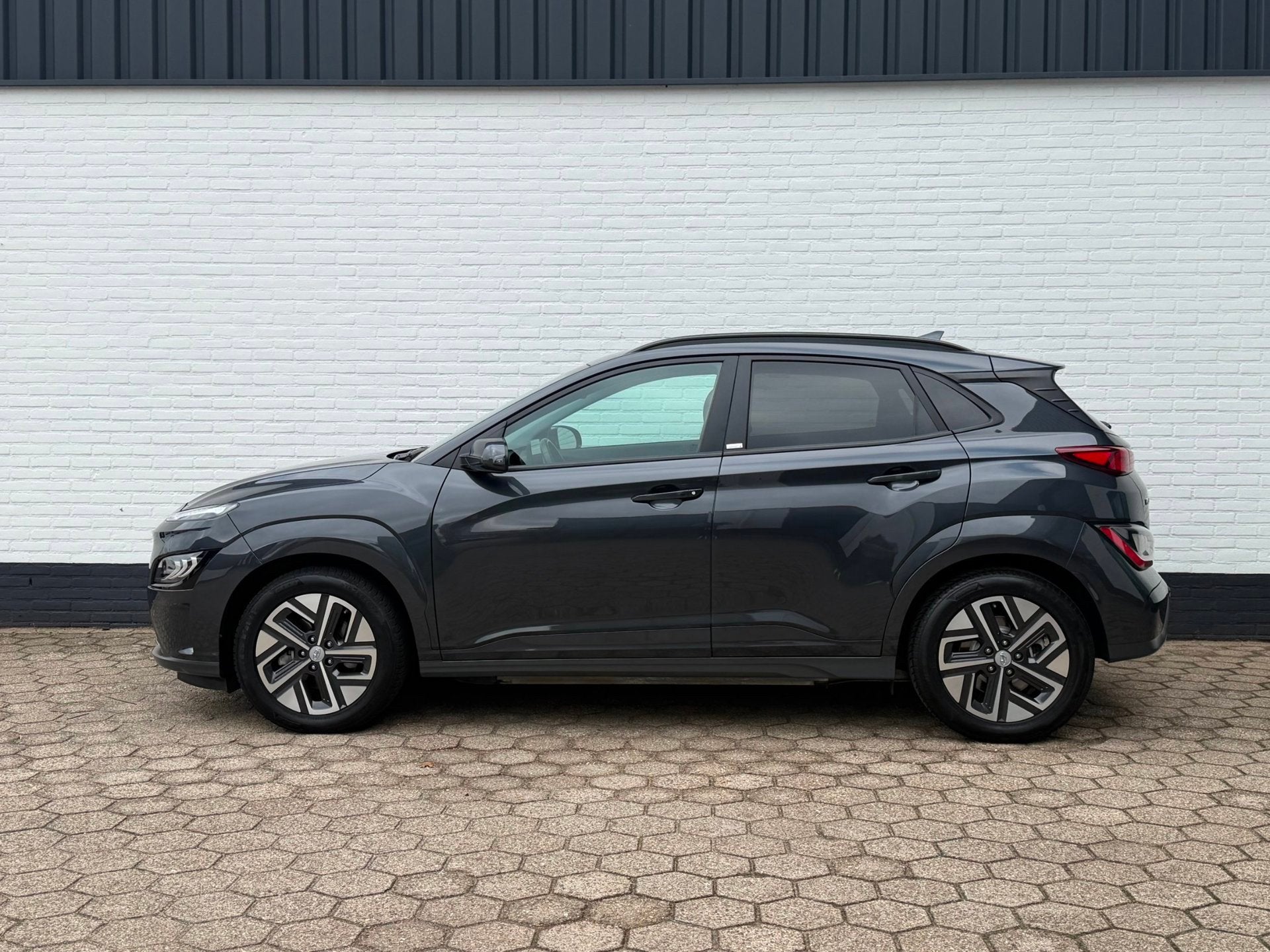 Hyundai Kona EV Premium 64kWh ACC l WARMTEPOMP l TREKHAAK l, Auto's, Stof, Gebruikt, 100 %, 40 min