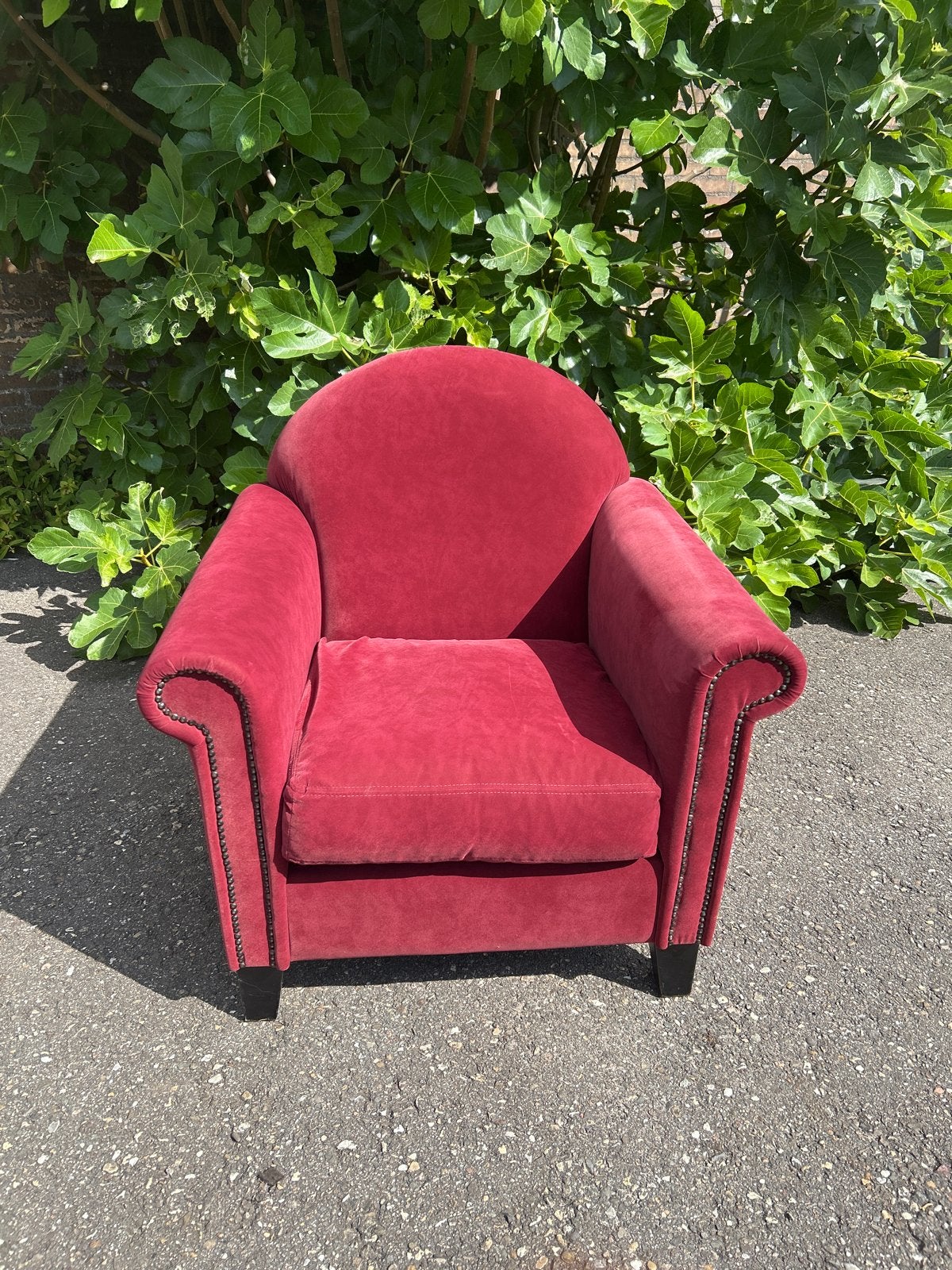 Vintage Rode Fluweel Fauteuil - Comfortabel en Stijlvol, Ophalen, Gebruikt, Stof, 75 tot 100 cm