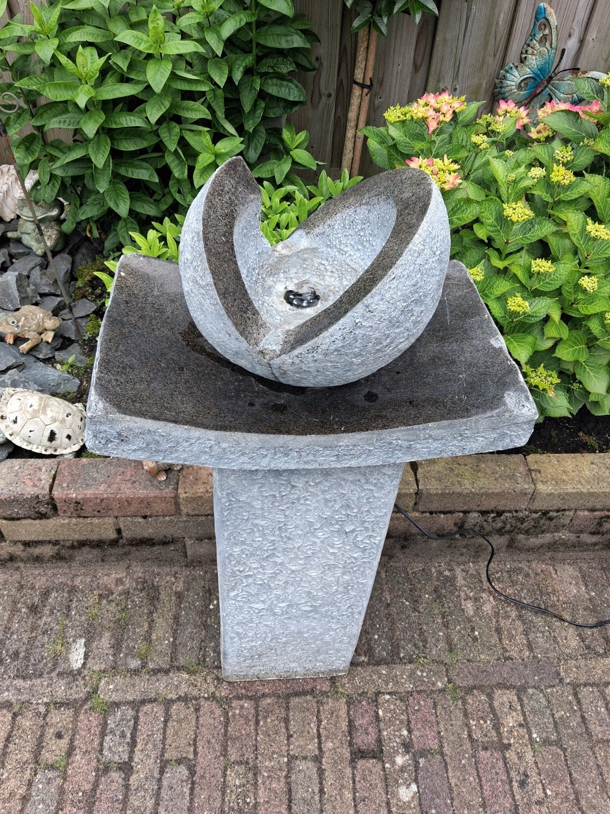 Water bol fontein ornament met licht voor in de tuin, Ophalen, Zo goed als nieuw, Waterornament