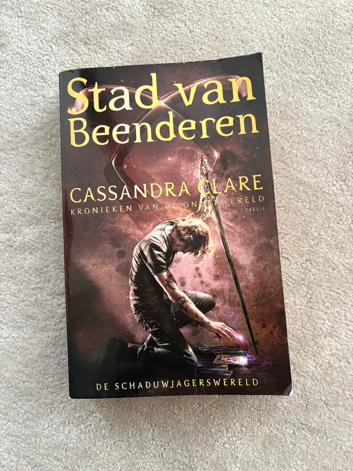 Stad van Beenderen - Kronieken van de Onderwereld Deel 1, Boeken, Ophalen of Verzenden, Zo goed als nieuw