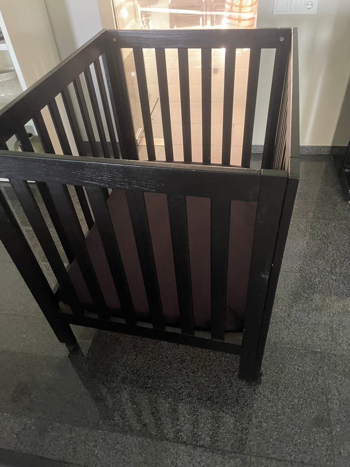 Zwarte box met wieltjes, drie standen!, Kinderen en Baby's, Boxen, Ophalen, Gebruikt, Vierkant, In hoogte verstelbaar